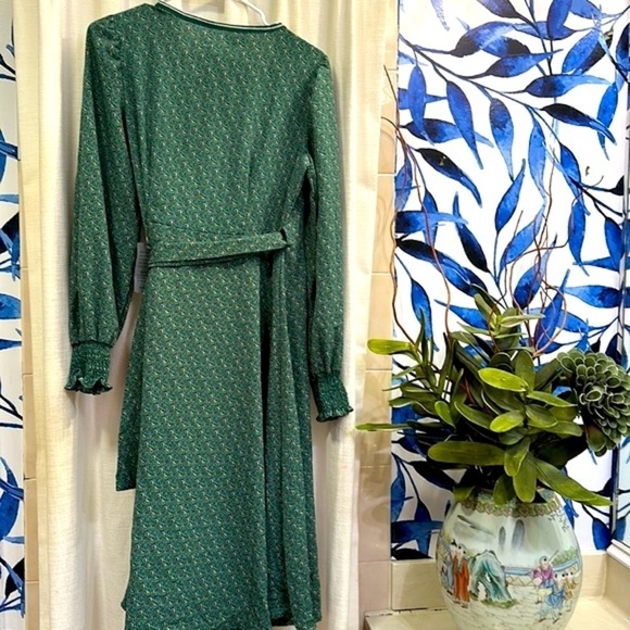 NWT Women’s Max Studio Crepe Long Sleeve Smocked Cuff Wrap Midi Dress Size S - Picture 11 of 11